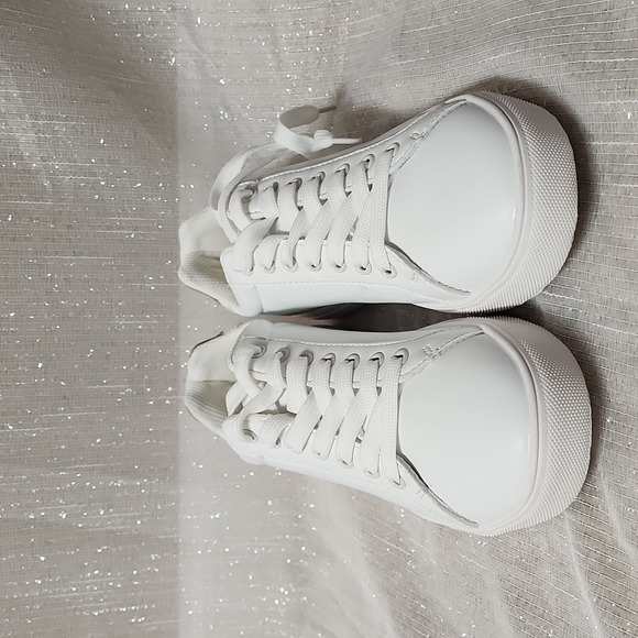 White Low Profile Sneakers (Sz 7) - Picture 3 of 6
